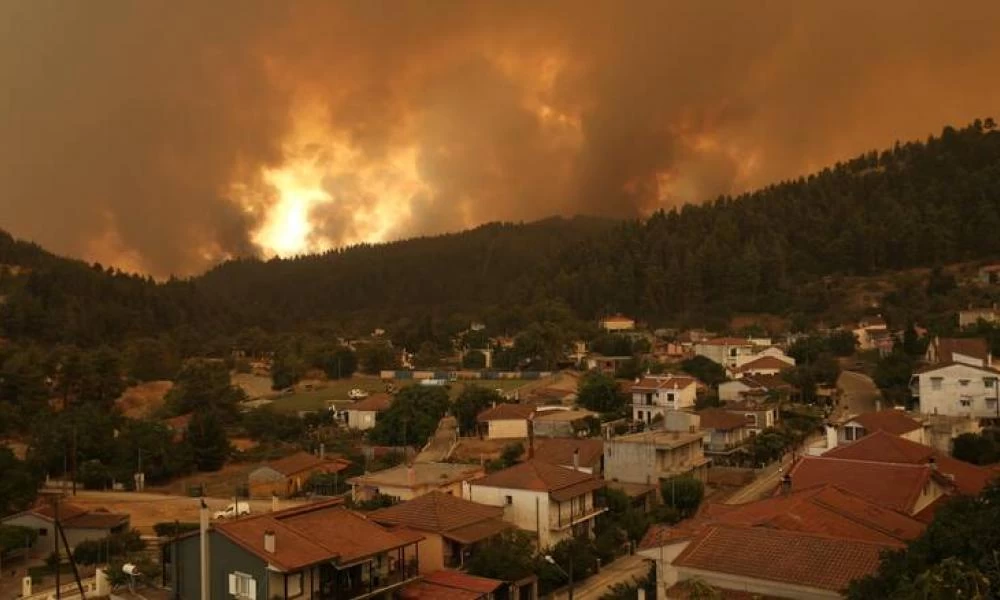 Εύβοια: Σε εξέλιξη η φωτιά στην Κάρυστο – Δύσκολη νύχτα